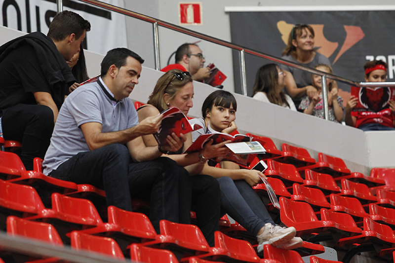 La afición lee la Guía Oficial de Casademont Zaragoza